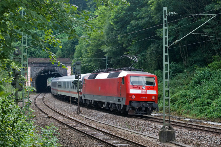 120 118 mit IC 2813 bei km 17,4 (August 2009)