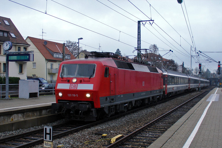 120 118 mit IC 487 bei km 15,6 (Dezember 2009)