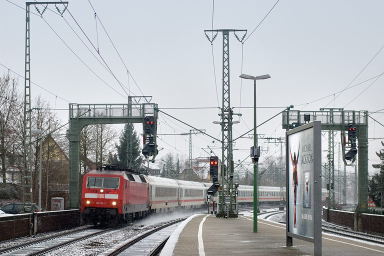 120 119 mit IC 2803 bei km 16,6 (Dezember 2009)
