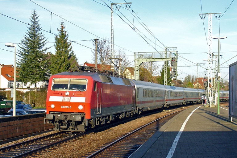 120 119 mit IC 2807 bei km 16,6 (Dezember 2009)