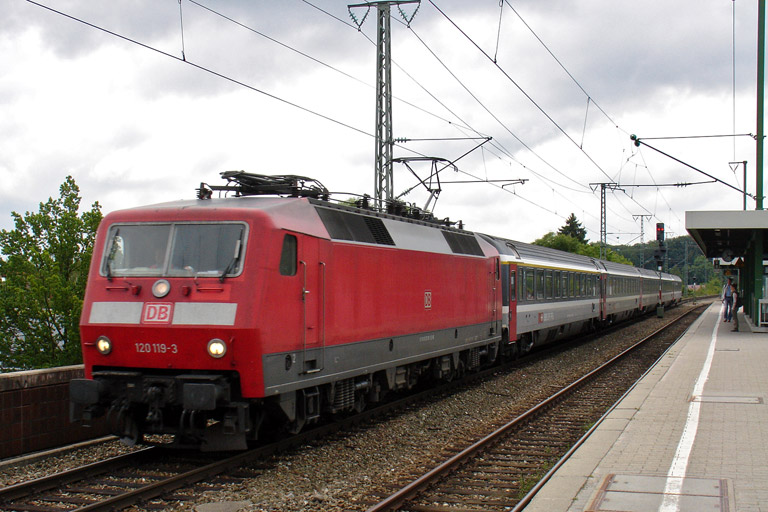 120 119 mit Lr 78507 bei km 16,8 (Juni 2009)