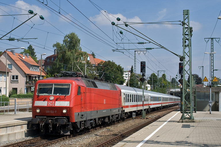 120 122 mit IC 2803 bei km 15,6 (August 2009)