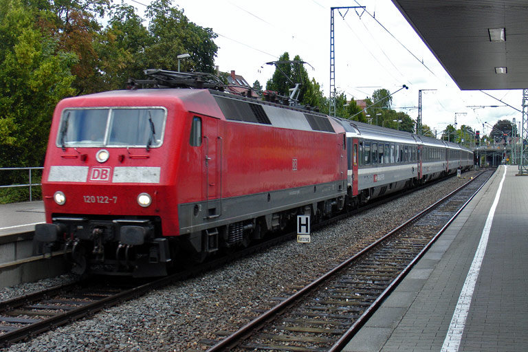 120 122 mit IC 487 bei km 15,6 (September 2009)