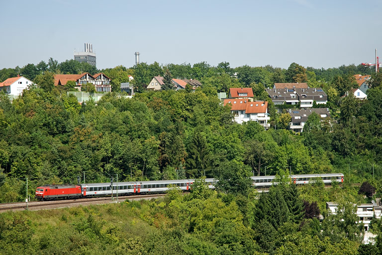 120 122 mit IC 487 bei km 13,2 (August 2009)