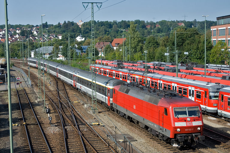 120 122 mit IC 488 bei km 16,0 (August 2009)