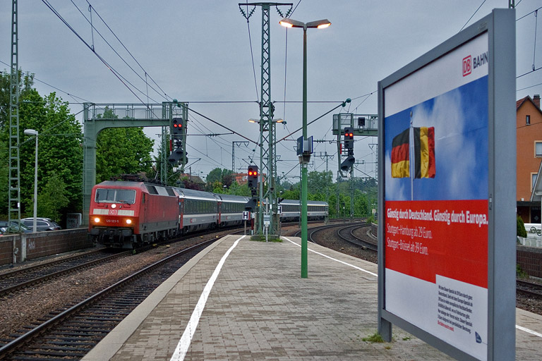 120 123 mit IC 489 bei km 16,6 (Mai 2009)