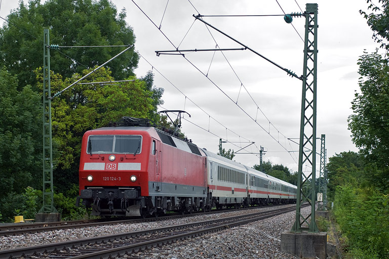 120 124 mit IC 2805 bei km 12,8 (Juli 2009)