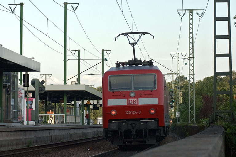 120 124 mit IC 2805 bei km 16,8 (Mai 2009)
