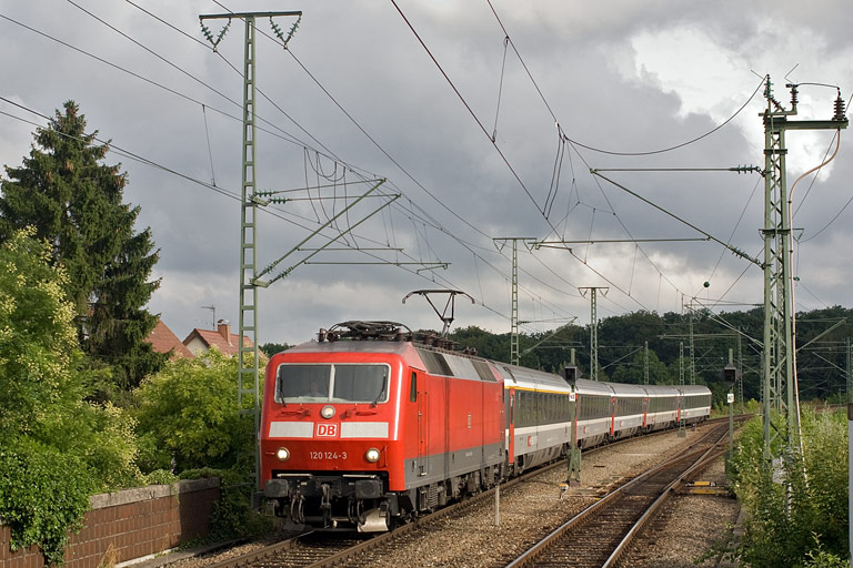 120 124 mit IC 486 bei km 16,8 (August 2009)