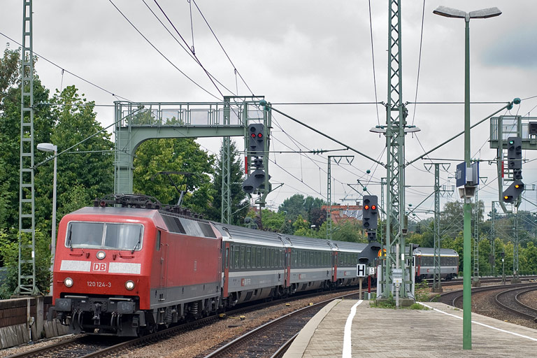 120 124 mit IC 487 bei km 16,6 (August 2009)
