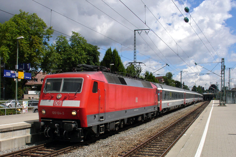 120 124 mit IC 487 bei km 15,6 (Juli 2009)