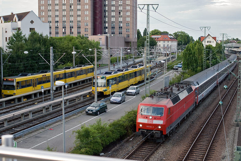 120 124 mit IC 489 bei km 15,8 (Juli 2009)