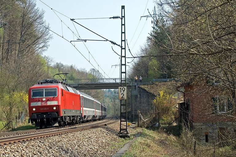 120 125 mit IC 487 bei km 19,2 (April 2009)