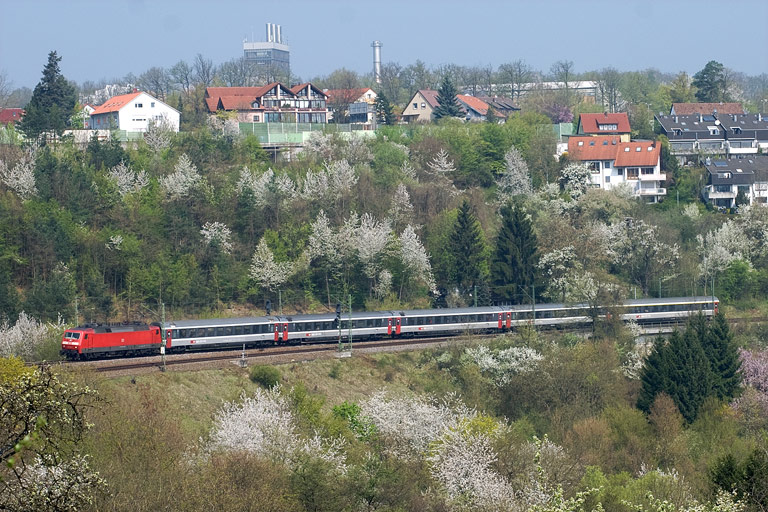 120 125 mit IC 487 bei km 13,4 (April 2009)