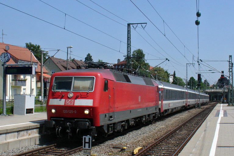 120 125 mit IC 487 bei km 15,6 (Mai 2009)