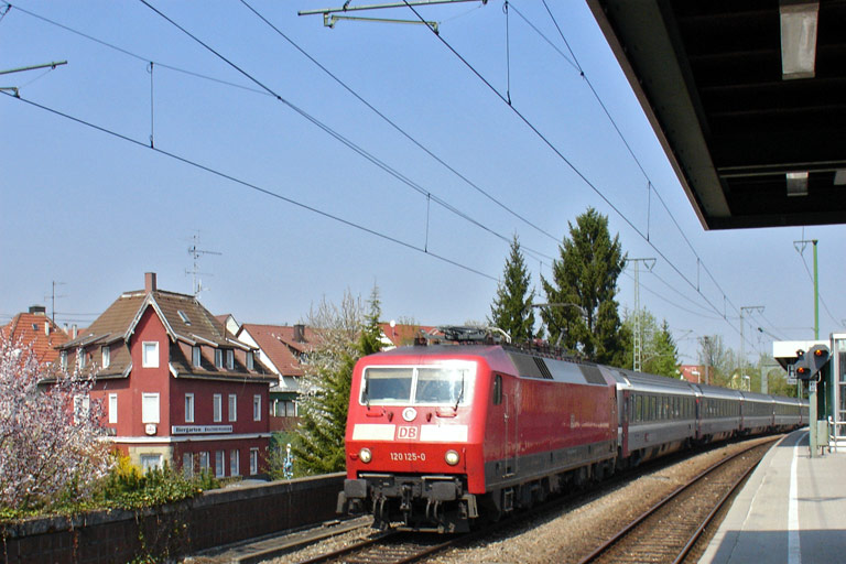 120 125 mit IC 487 bei km 16,8 (April 2009)