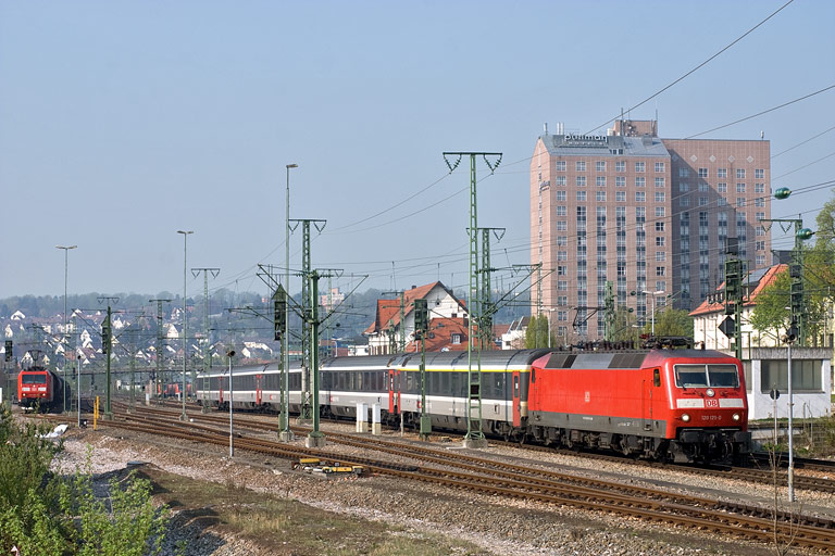 120 125 mit IC 488 bei km 15,6 (April 2009)