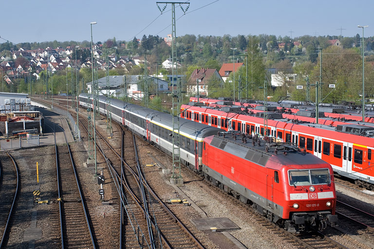 120 125 mit IC 488 bei km 16,0 (April 2009)
