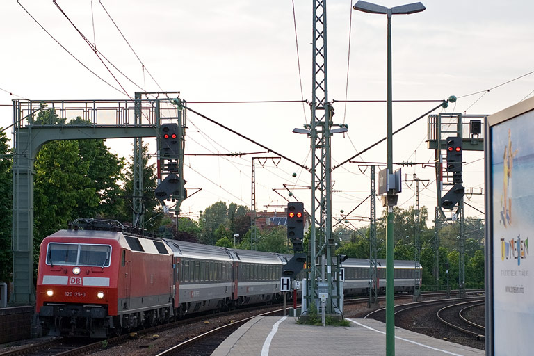 120 125 mit IC 489 bei km 16,6 (Mai 2009)