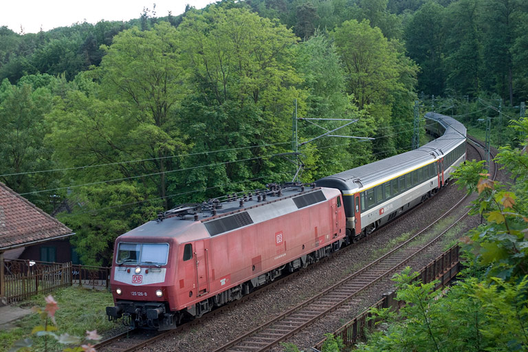 120 126 mit IC 486 bei km 11,0 (Mai 2009)