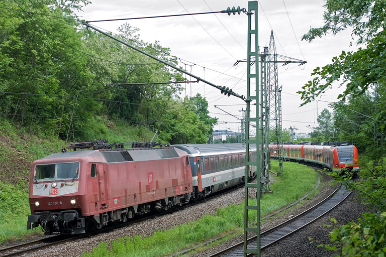 120 126 mit IC 487 bei km 17,6 (Mai 2009)