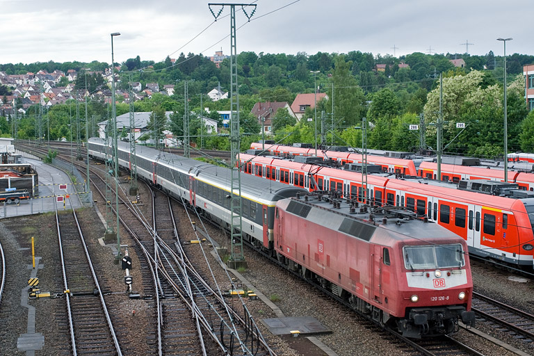 120 126 mit IC 488 bei km 16,0 (Mai 2009)