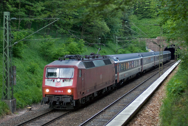 120 126 mit IC 489 bei km 17,8 (Juni 2009)