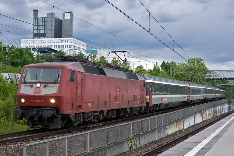 120 126 mit Lr 78379 bei km 14,2 (Mai 2009)