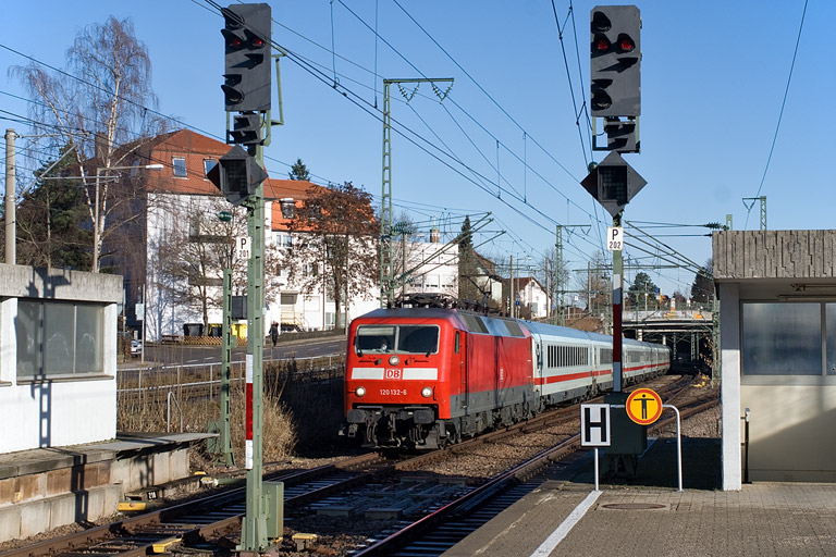 120 132 mit IC 2809 bei km 15,4 (Dezember 2009)