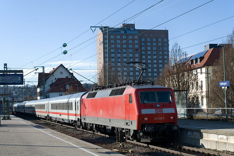 120 132 mit IC 2809 bei km 15,6 (Dezember 2009)