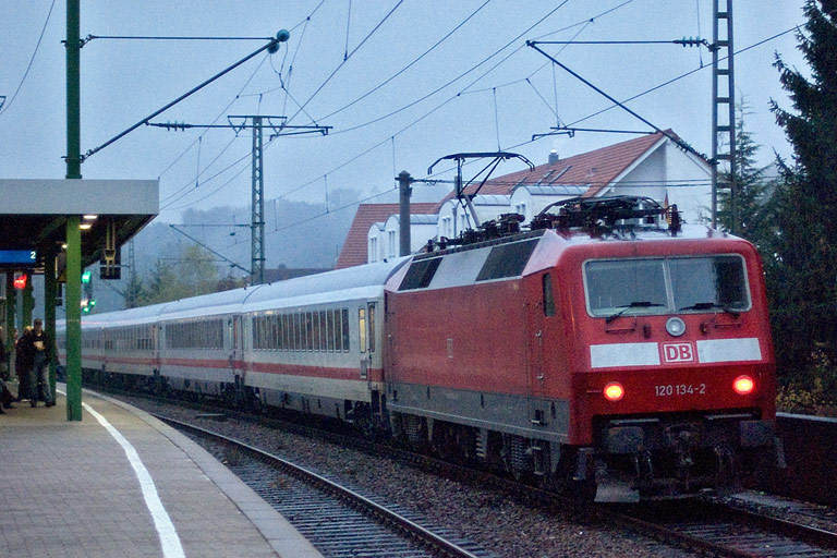 120 134 mit IC 2817 bei km 16,6 (Oktober 2009)
