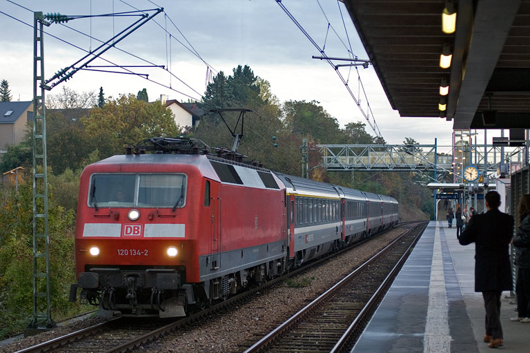 120 134 mit IC 486 bei km 14,0 (Oktober 2009)