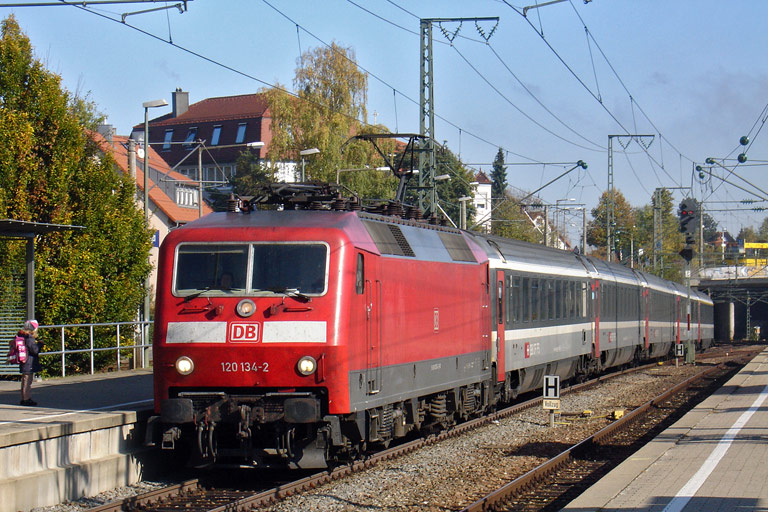 120 134 mit IC 487 bei km 15,6 (Oktober 2009)