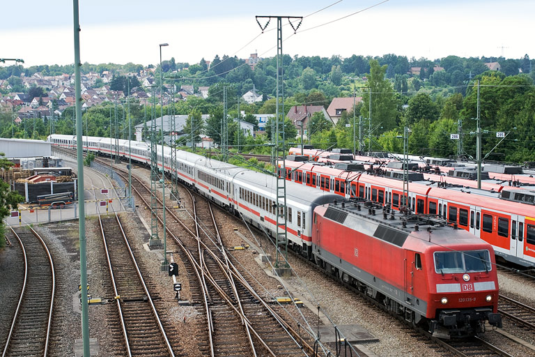 120 135 mit IC 2802 bei km 16,0 (Juli 2009)