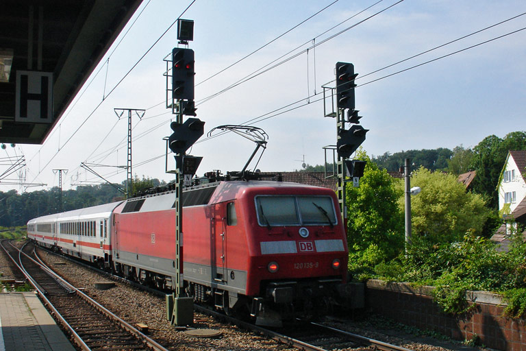 120 135 mit IC 2803 bei km 16,8 (Juli 2009)