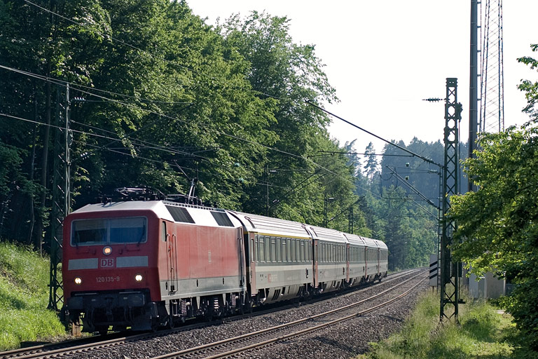 120 135 mit IC 486 bei km 20,8 (Juni 2009)