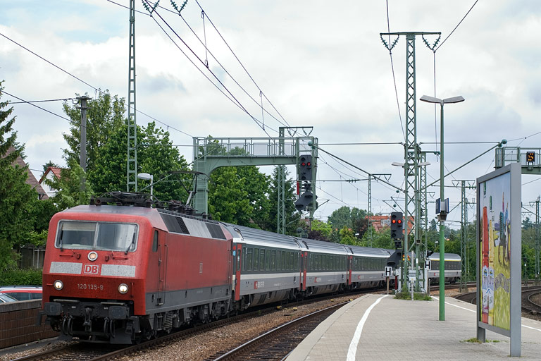 120 135 mit IC 487 bei km 16,6 (Juni 2009)