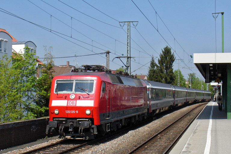 120 135 mit IC 487 bei km 16,8 (April 2009)