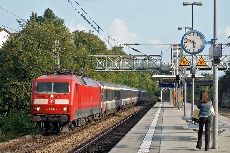 120 136 mit IC 486 bei km 14,2 (September 2009)
