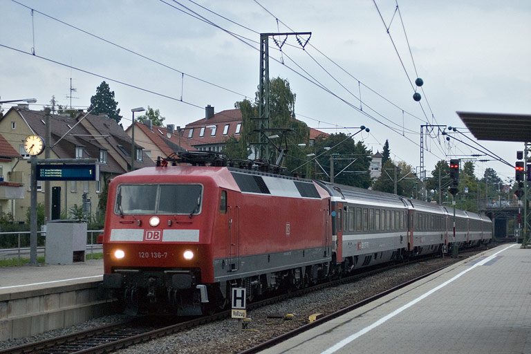 120 136 mit Lr 78379 bei km 15,6 (September 2009)
