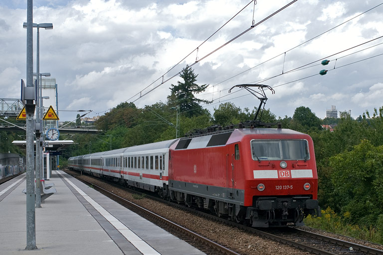 120 137 mit IC 2808 bei km 14,2 (September 2009)
