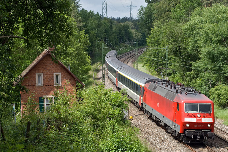 120 138 mit IC 2800 bei km 19,2 (Mai 2009)
