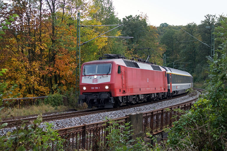 120 139 mit IC 486 bei km 11,0 (Oktober 2009)