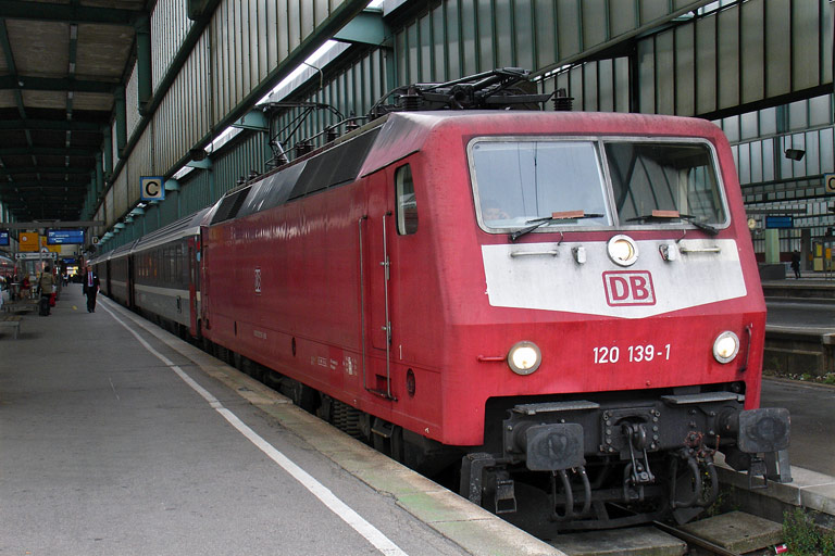 120 139 mit IC 487 bei km 0,2 (Oktober 2009)