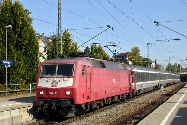 120 139 mit IC 487 bei km 15,6 (Oktober 2009)
