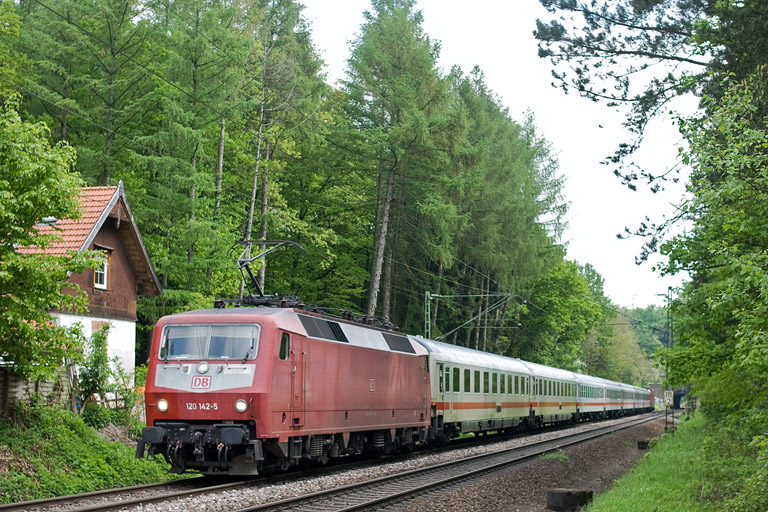 120 142 mit IC 2801 bei km 18,2 (Mai 2009)