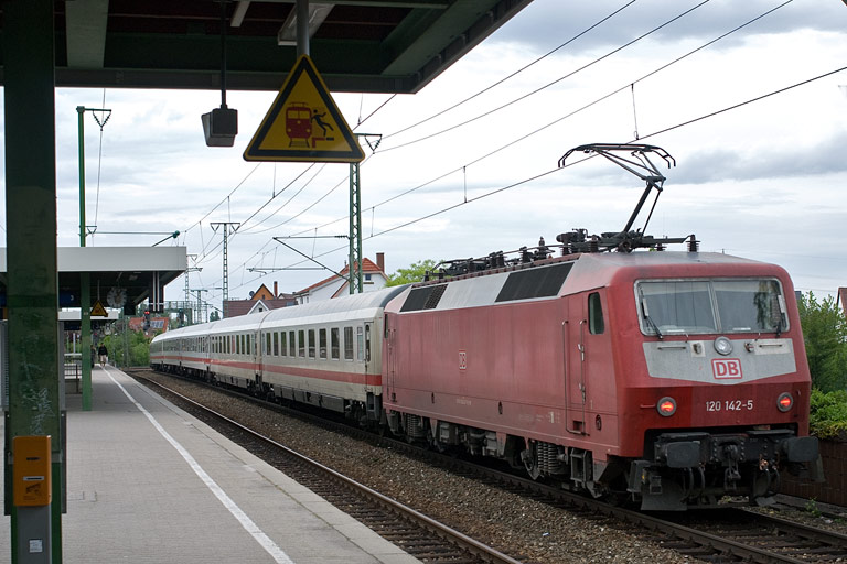 120 142 mit IC 2802 bei km 16,8 (Mai 2009)