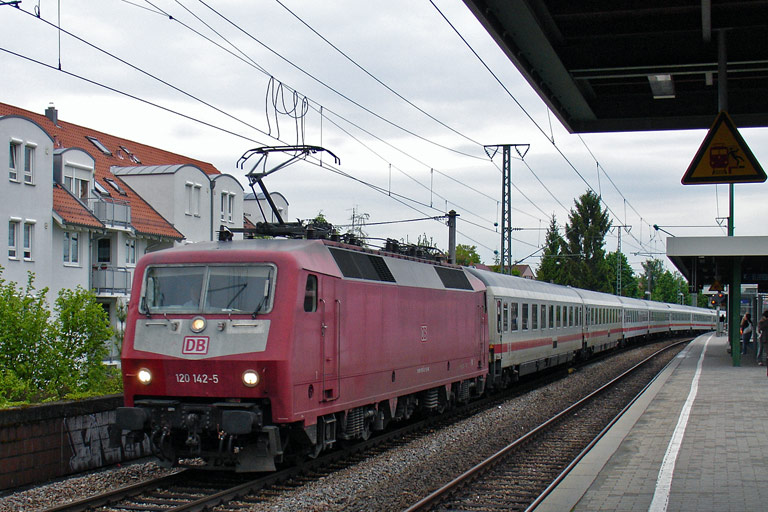 120 142 mit IC 2803 bei km 16,8 (Mai 2009)