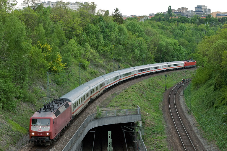 120 142 mit IC 2805 bei km 13,8 (Mai 2009)