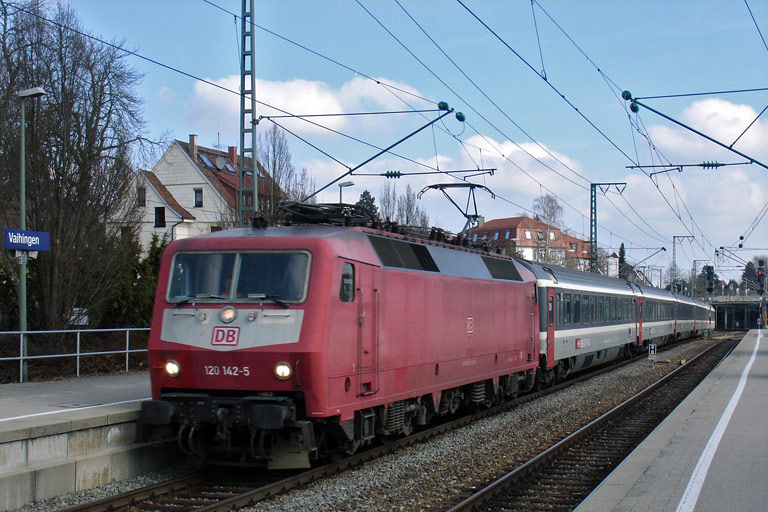 120 142 mit IC 487 bei km 15,6 (M&auml;rz 2009)